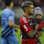 Arrascaeta realiza sonho e entra em campo com o bebê batizado com seu nome