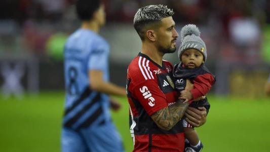 Arrascaeta e o bebê Alexandre De Arrascaeta, no Maracanã, antes da partida entre Flamengo e Athletico