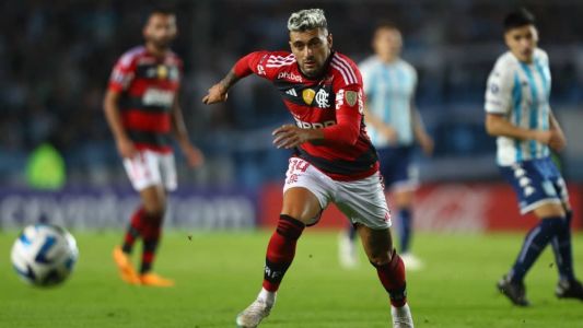 Arrascaeta em ação na partida entre Flamengo e Racing