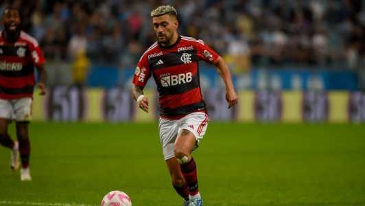 Arrascaeta em ação pelo Flamengo, na Arena do Grêmio, pelo Campeonato Brasileiro