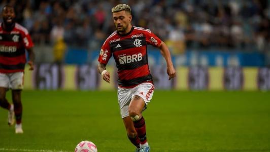Arrascaeta em ação pelo Flamengo, na Arena do Grêmio, pelo Campeonato Brasileiro
