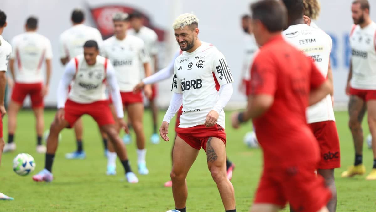 Arrascaeta volta a treinar com o grupo e reforça o Flamengo