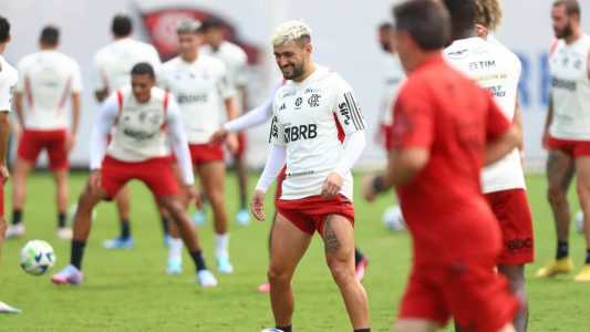 Arrascaeta em atividade no Ninho do Urubu, no CT do Flamengo