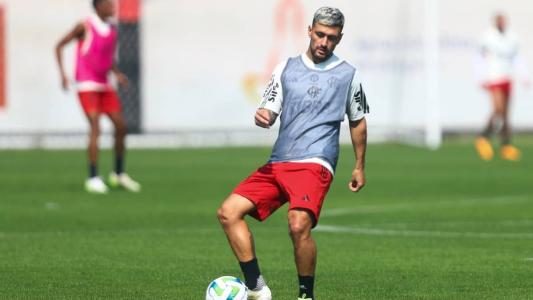 Arrascaeta em atividade no CT: o meia está confirmado no jogo entre Flamengo e Atlético
