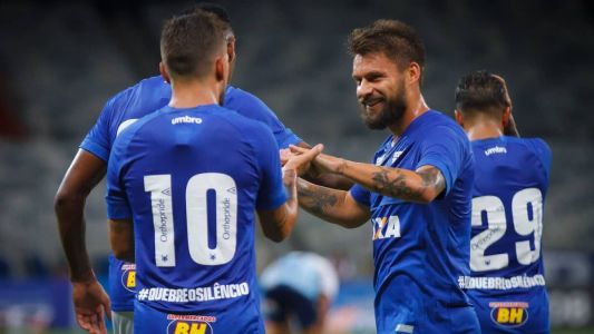 Arrascaeta (esq) e Sobis (dir) em jogo pelo Cruzeiro em 2018