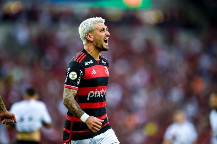 Arrascaeta fez um dos gols do Flamengo na vitória sobre o Atlético-GO