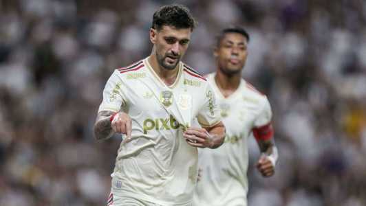 Arrascaeta comemora gol pelo Flamengo em jogo pela Série A do Campeonato Brasileiro
