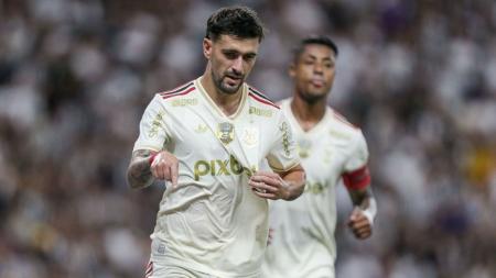 Arrascaeta comemora gol pelo Flamengo em jogo pela Série A do Campeonato Brasileiro