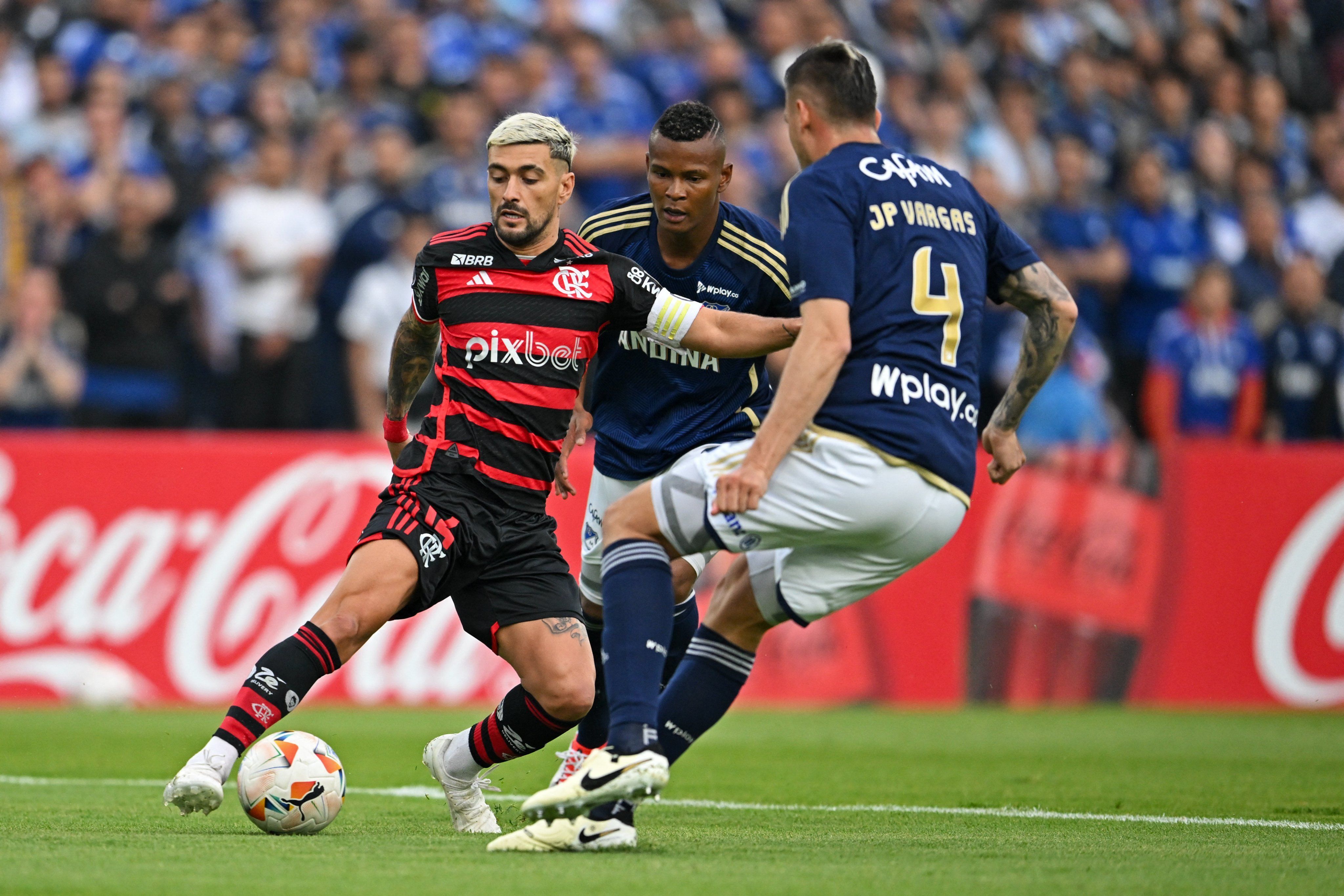 Com um a mais, Flamengo empata com o Millonarios na estreia da Libertadores