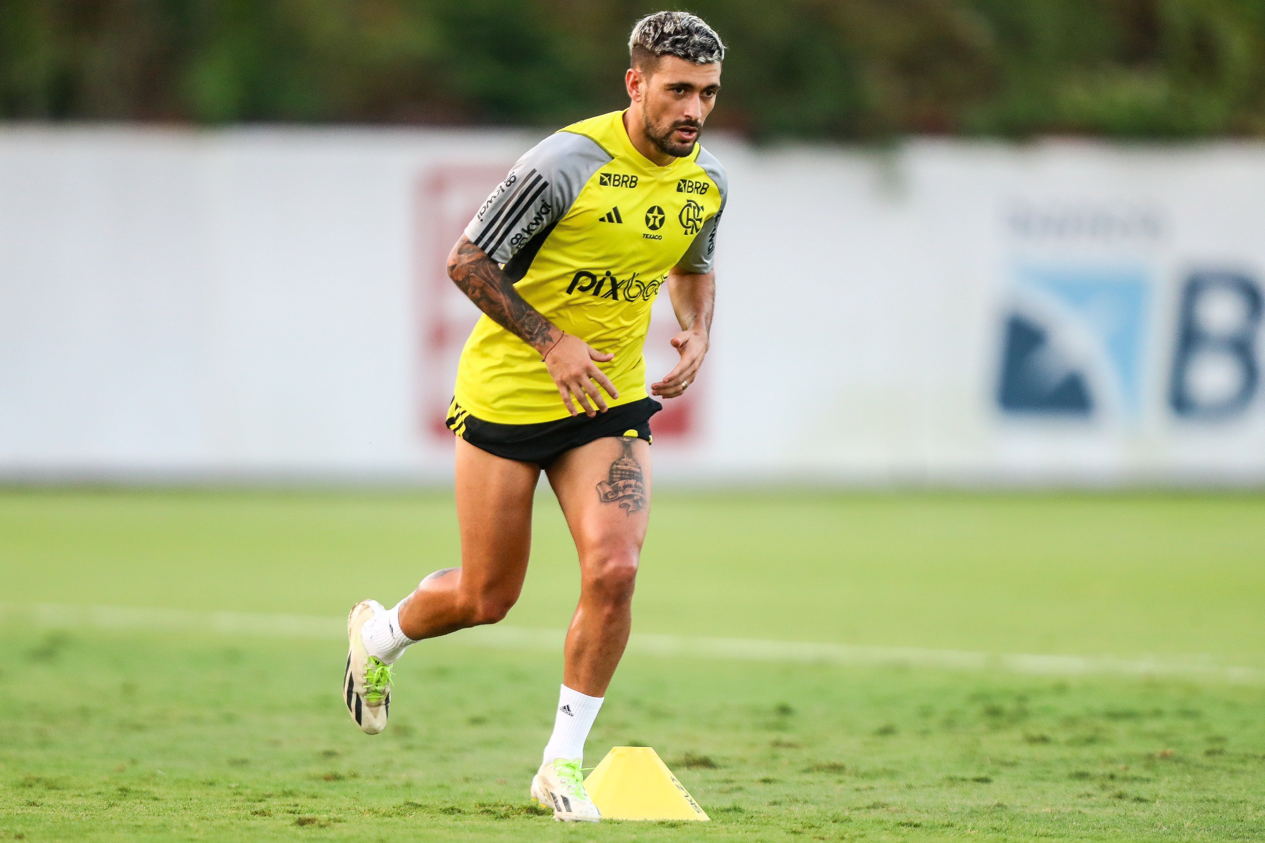 Flamengo x Corinthians: Arrascaeta avança em recuperação de lesão