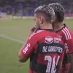 Torcedor do Cruzeiro invade gramado e ganha camisa de Arrascaeta, do Flamengo
