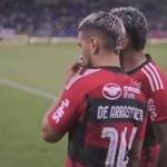 Torcedor do Cruzeiro invade gramado e ganha camisa de Arrascaeta, do Flamengo