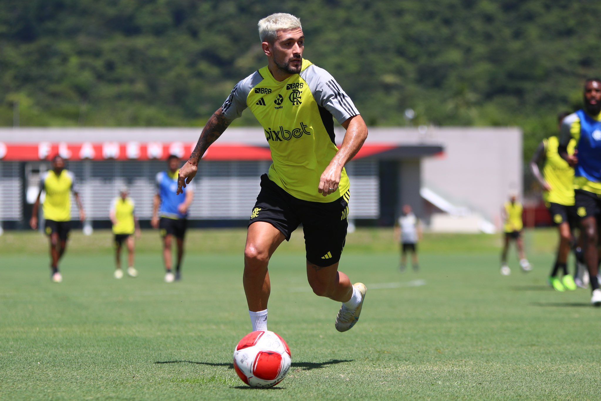 Braz, do Flamengo, ironiza interesse do Boca Juniors por Arrascaeta