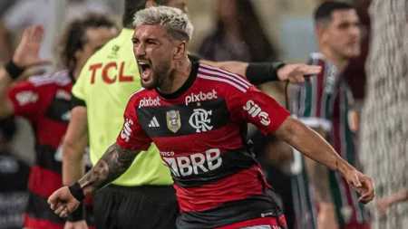 Arrascaeta marca gol em clássico contra o Fluminense, no Maracanã