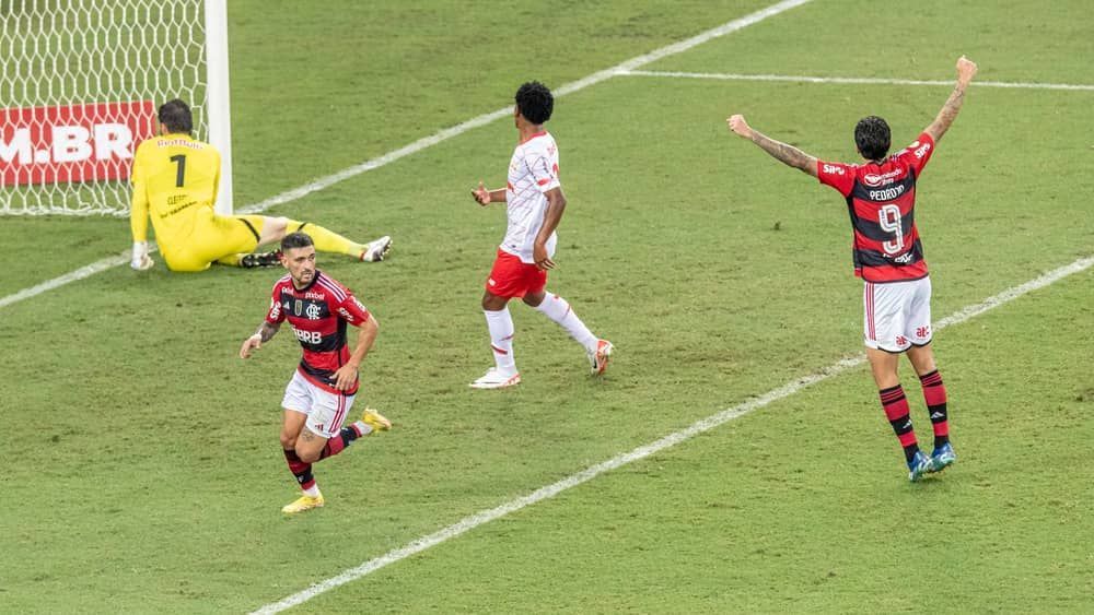 Flamengo vence o Bragantino e entra de vez na briga pelo título do Brasileiro