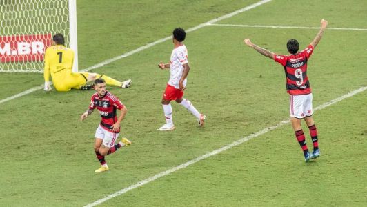 Arrascaeta marcou o gol da vitória do Flamengo sobre o Red Bull Bragantino