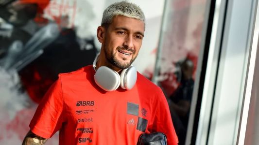 Arrascaeta no embarque para o jogo entre Flamengo e Ñublense, no Chile