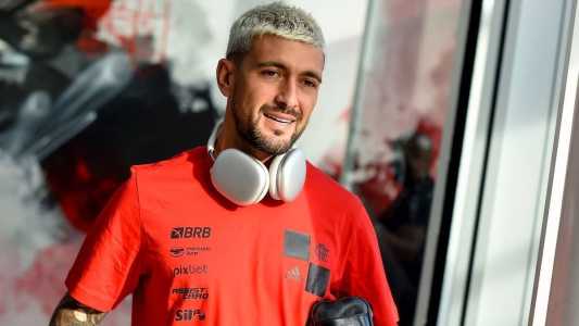Arrascaeta no embarque para o jogo entre Flamengo e Ñublense, no Chile