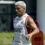 Em recuperação no Flamengo, Arrascaeta faz primeiro treino integral com grupo