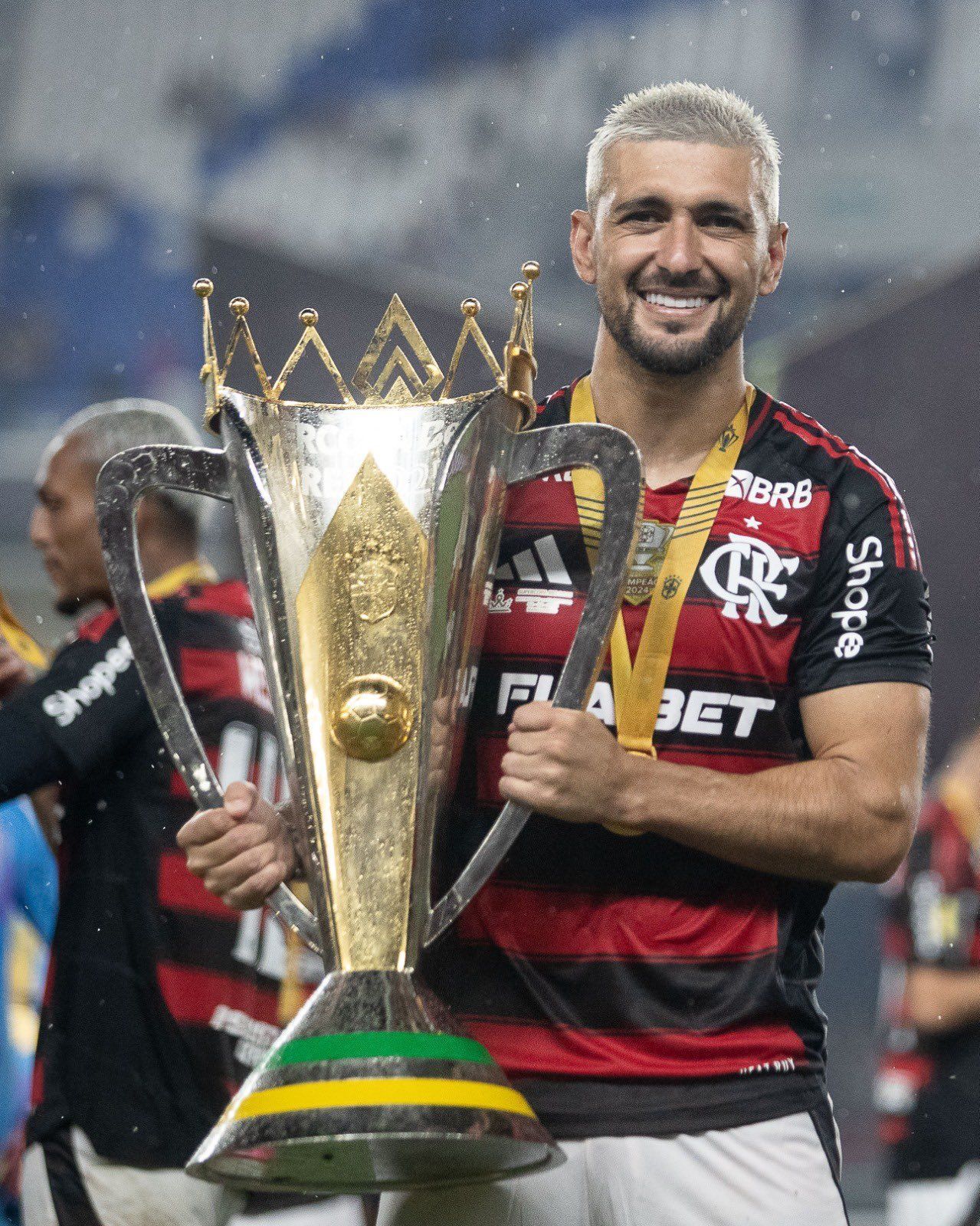 Arrascaeta iguala recorde de títulos nacionais de ex-jogador do Cruzeiro e Atlético