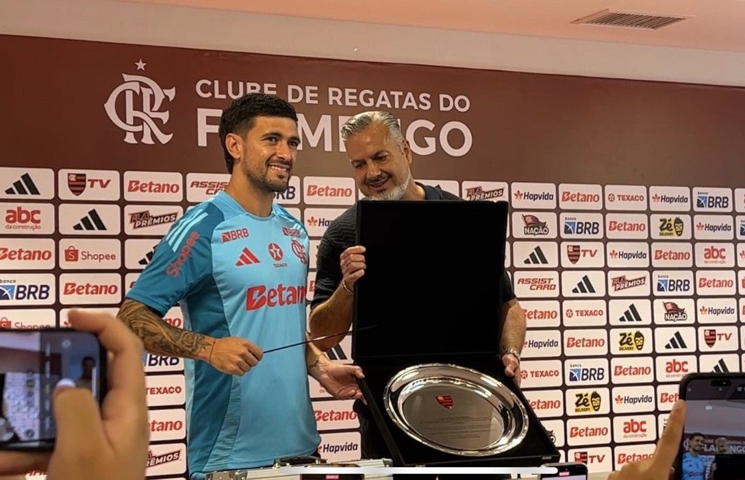 Sob a batuta do maestro: Arrascaeta é homenageado por assistências no Flamengo