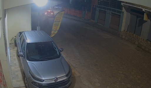 Mulher ficou presa debaixo do carro do suspeito e foi arrastada por 400 metros