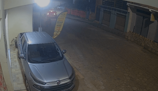 Mulher ficou presa debaixo do carro do suspeito e foi arrastada por 400 metros
