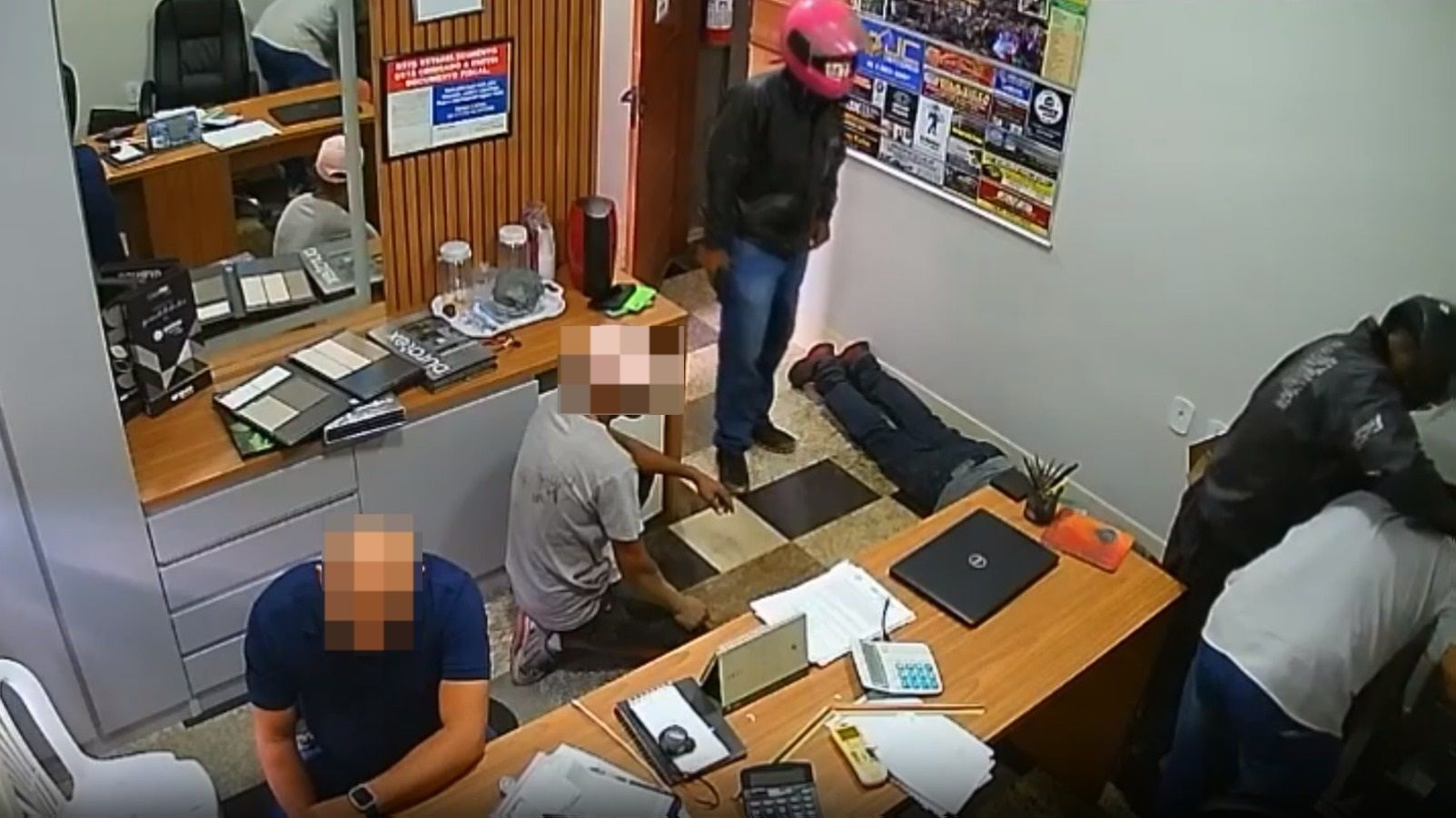 Vídeo: dupla invade escritório em MG, rende funcionários e faz arrastão em 4 minutos
