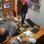 Vídeo: dupla invade escritório em MG, rende funcionários e faz arrastão em 4 minutos