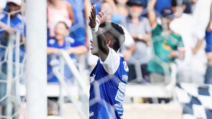 Arroyo celebra gol em Cruzeiro 3 x 1 Vitória, pelo Brasileirão 2025