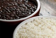 Arroz com feijão: símbolo da comida brasileira no Dia Mundial da Alimentação