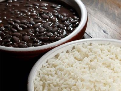 Arroz com feijão: símbolo da comida brasileira no Dia Mundial da Alimentação