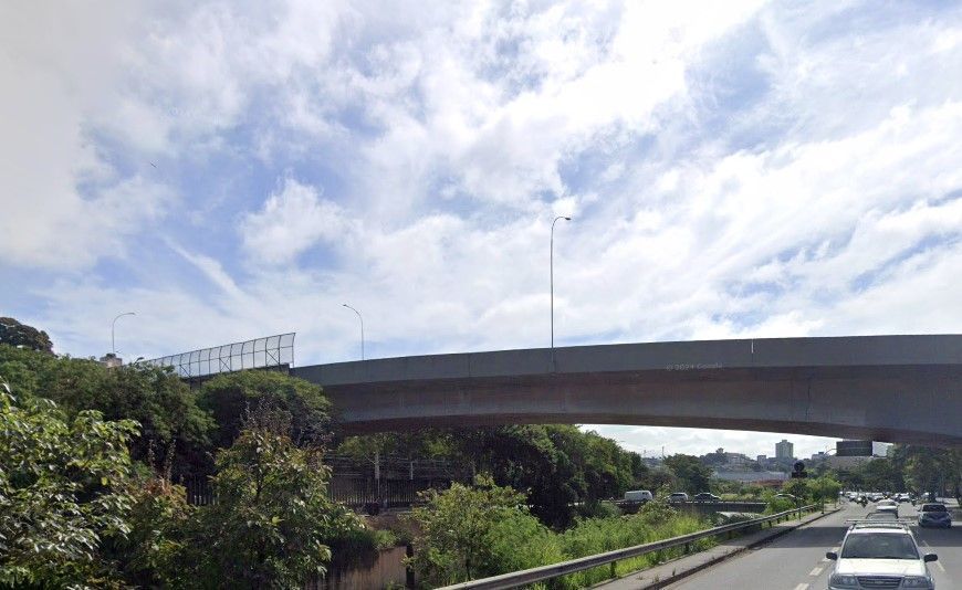 Homem cai no ribeirão Arrudas após acidente de moto em BH; bombeiros fazem buscas