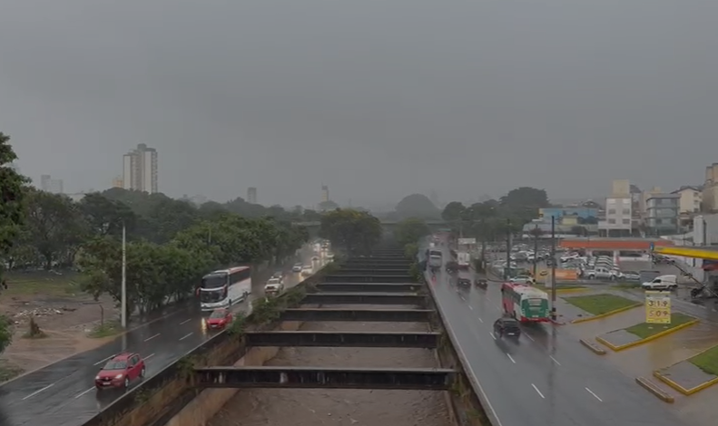 Chuva em Belo Horizonte: nível do Rio Arrudas sobe; veja vídeo