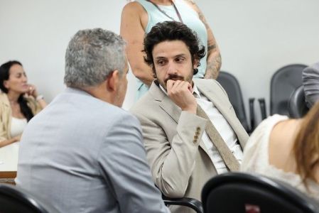 O deputado Doutor Jean Freire (PT) — de costas — conversa com Doorgal Andrada (PRD) durante debate do PL 4.552/2025 na CCJ da Assembleia