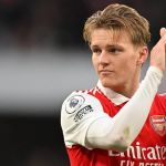 Arsenal leva gol relâmpago, mas vira e mantém folga na ponta do Inglês