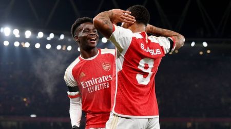 Arsenal goleia e vai às oitavas da Champions