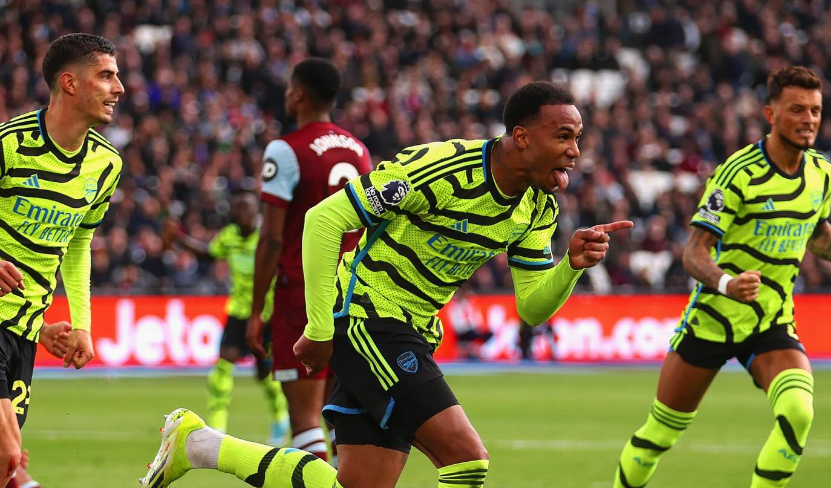 Arsenal faz seis, massacra West Ham e segue vivo na briga pelo título do Inglês