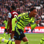Arsenal faz seis, massacra West Ham e segue vivo na briga pelo título do Inglês