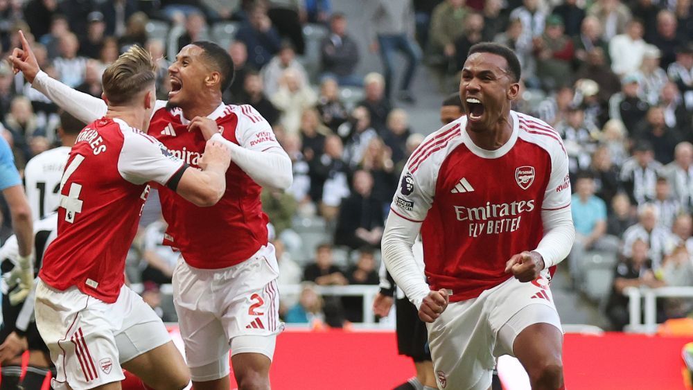 Brasileiro marca no fim, e Arsenal vira sobre o Newcastle na Premier League
