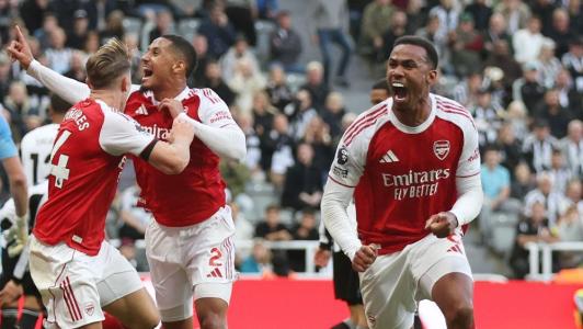 Gabriel Magalhães, do Arsenal, comemora gol sobre o Newcastle na Premier League