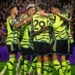Arsenal faz de pênalti, derrota Crystal Palace e continua 100% no Inglês