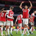 Arsenal bate Burnley e cola na liderança do Inglês; United vence o Luton