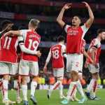 Arsenal bate Burnley e cola na liderança do Inglês; United vence o Luton