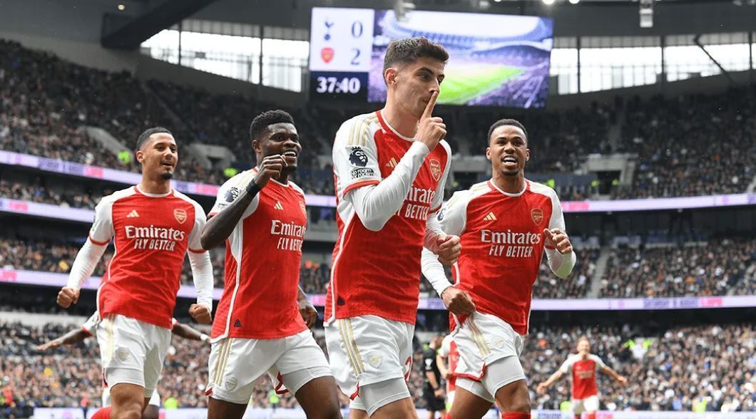 Arsenal sofre, mas vence Tottenham e segue na liderança da Premier League