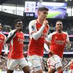 Arsenal sofre, mas vence Tottenham e segue na liderança da Premier League