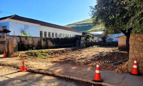 Artefato foi localizado em terreno vizinho à escola pública de Miraí Foto Divulgação PMMG