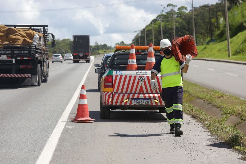 Saída para o feriado de Réveillon na BR-381: acidente com carreta fecha pistas