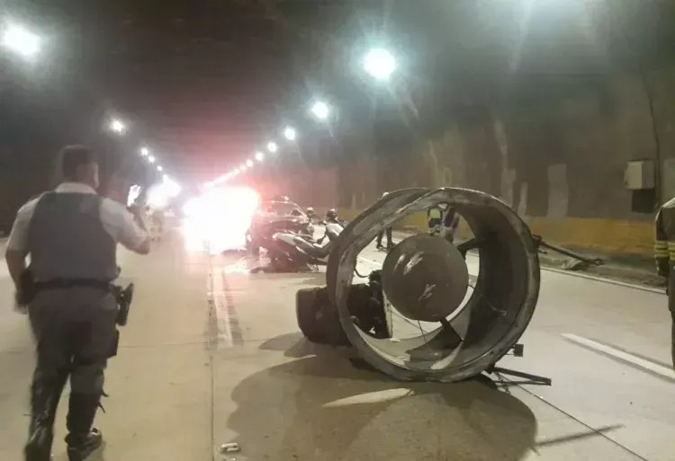 Ventilador de túnel do Rodoanel cai em veículo, causa acidente e fere 3 pessoas em SP