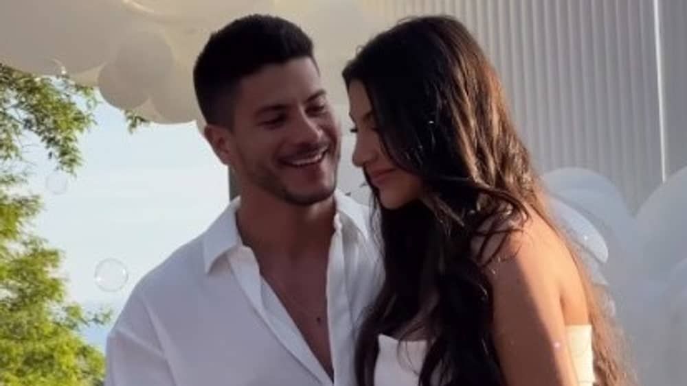 Arthur Aguiar revela sexo e nome de bebê com Jheny Santucci